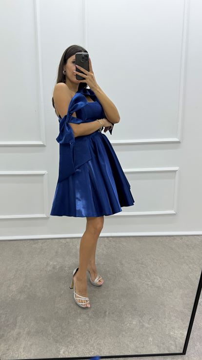Robe en satin à nœud bleu marine avec motif plissé