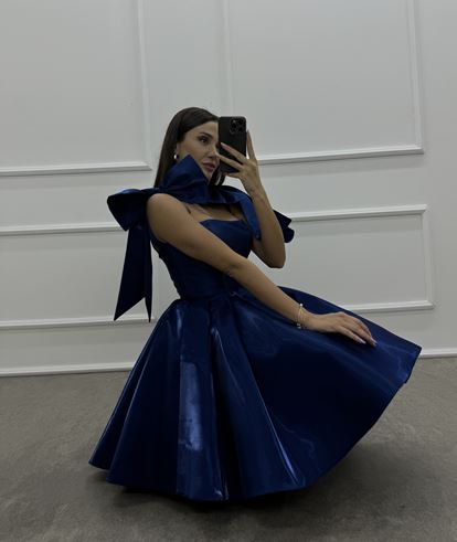 Robe en satin à nœud bleu marine avec motif plissé
