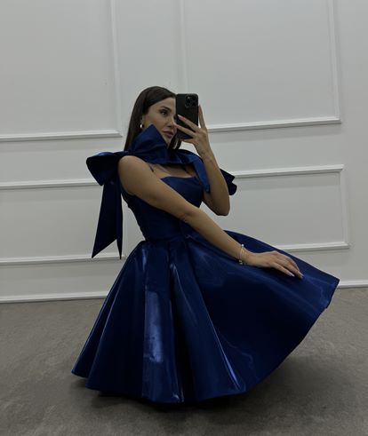 Robe en satin à nœud bleu marine avec motif plissé