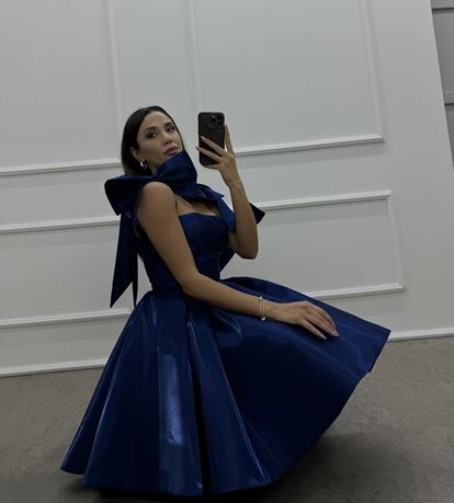 Robe en satin à nœud bleu marine avec motif plissé
