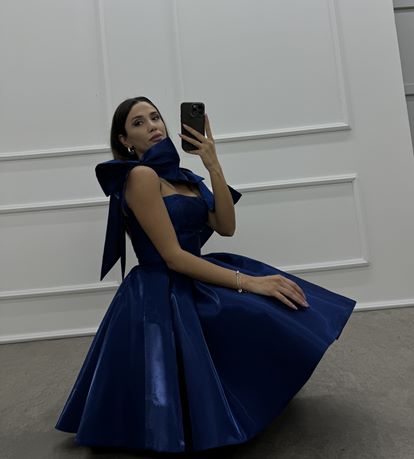 Robe en satin à nœud bleu marine avec motif plissé