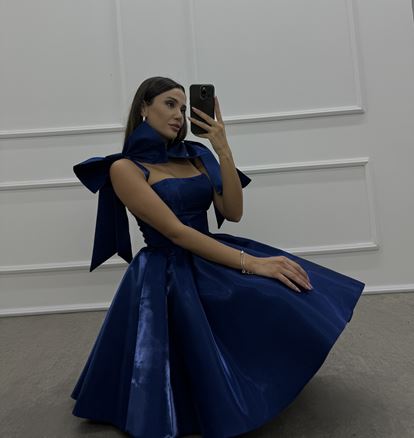 Robe en satin à nœud bleu marine avec motif plissé