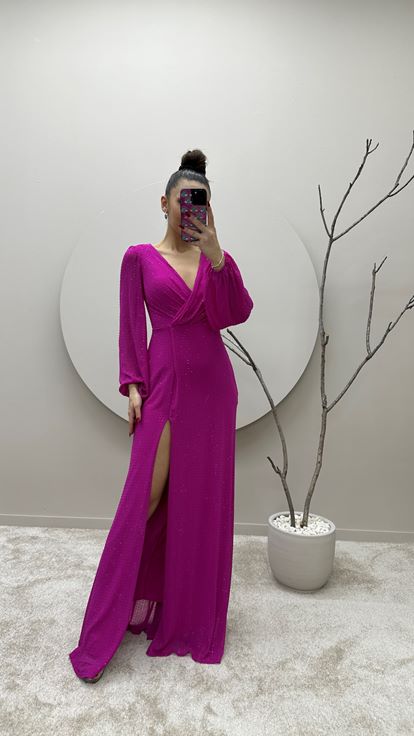 فستان مصمم بأكمام بالونية وفتحة رقبة ملفوفة وتطريز منقط باللون الفوشيا