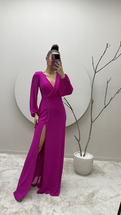 فستان مصمم بأكمام بالونية وفتحة رقبة ملفوفة وتطريز منقط باللون الفوشيا