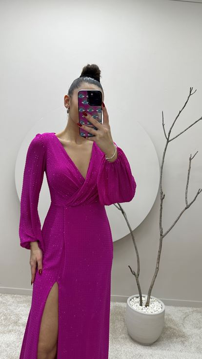 فستان مصمم بأكمام بالونية وفتحة رقبة ملفوفة وتطريز منقط باللون الفوشيا