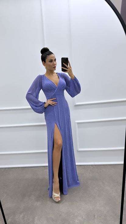 فستان مصمم بأكمام بالونية وياقة ملفوفة ومطرز بنقاط البولكا