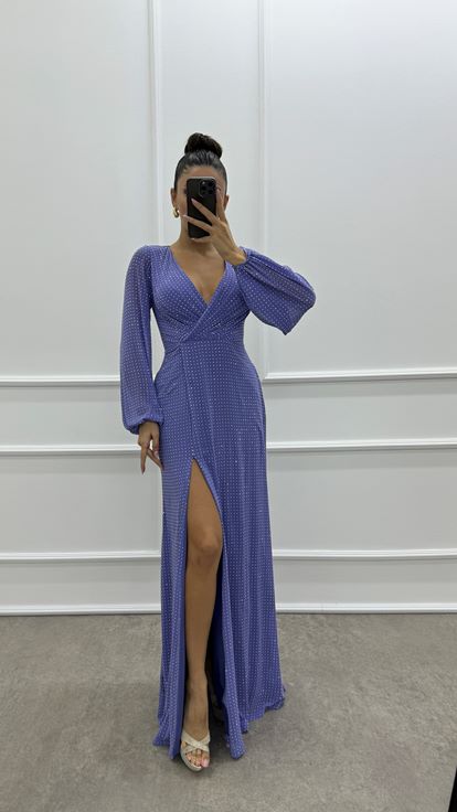 فستان مصمم بأكمام بالونية وياقة ملفوفة ومطرز بنقاط البولكا