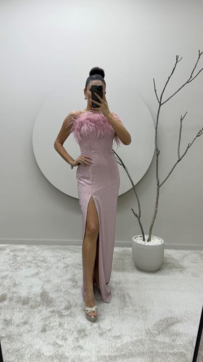 Vestido de diseño bordado con detalle de plumas en el pecho con detalles de lunares