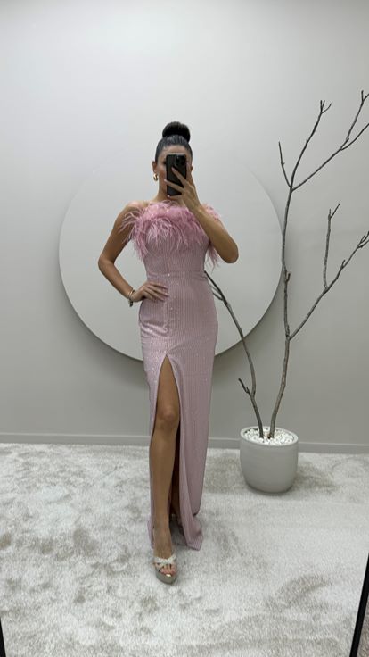 Vestido de diseño bordado con detalle de plumas en el pecho con detalles de lunares