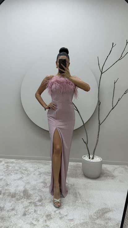 Vestido de diseño bordado con detalle de plumas en el pecho con detalles de lunares