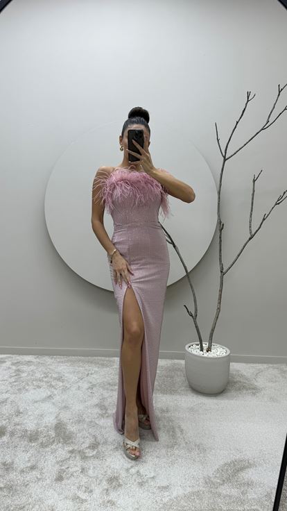 Vestido de diseño bordado con detalle de plumas en el pecho con detalles de lunares