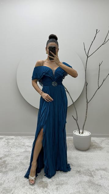 Indigoblaues Kleid mit Seilriemen-Brosche-Design