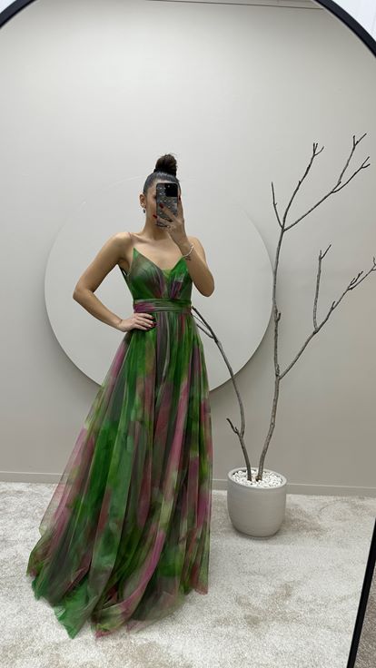 Vestido de noche de tul verde con tirantes de diseñador