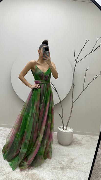 Vestido de noche de tul verde con tirantes de diseñador
