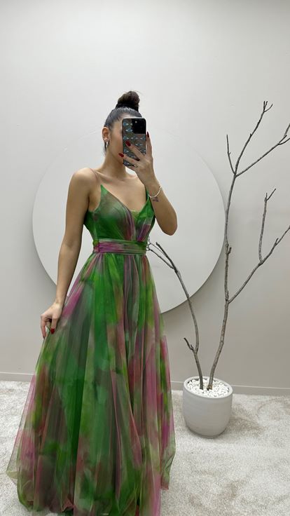 Vestido de noche de tul verde con tirantes de diseñador