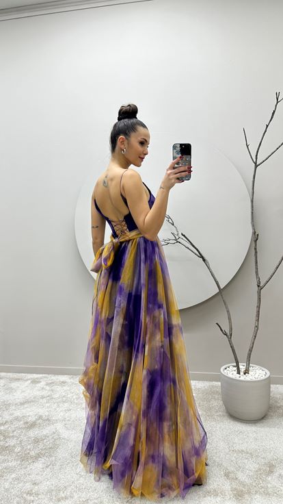 فستان سهرة من التول الأرجواني بتصميم أنيق وأشرطة رفيعة