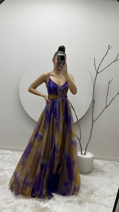 فستان سهرة من التول الأرجواني بتصميم أنيق وأشرطة رفيعة