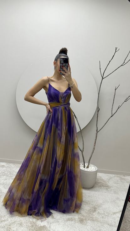 فستان سهرة من التول الأرجواني بتصميم أنيق وأشرطة رفيعة