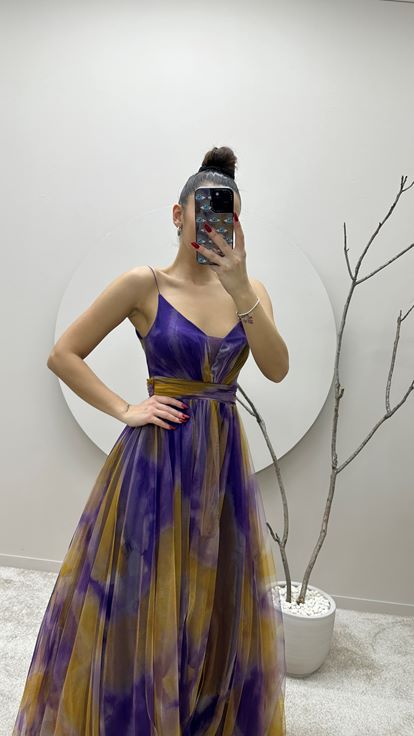 فستان سهرة من التول الأرجواني بتصميم أنيق وأشرطة رفيعة