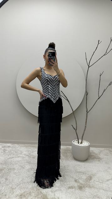 Siyah Taş İşlemeli Püskül Detay Kat Kat Tasarım Abiye Elbise