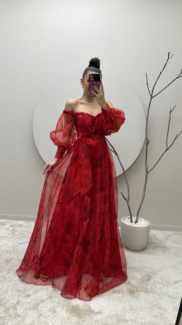 Rotes Kleid mit Rüschenmuster und Ballonärmeln auf der Brust