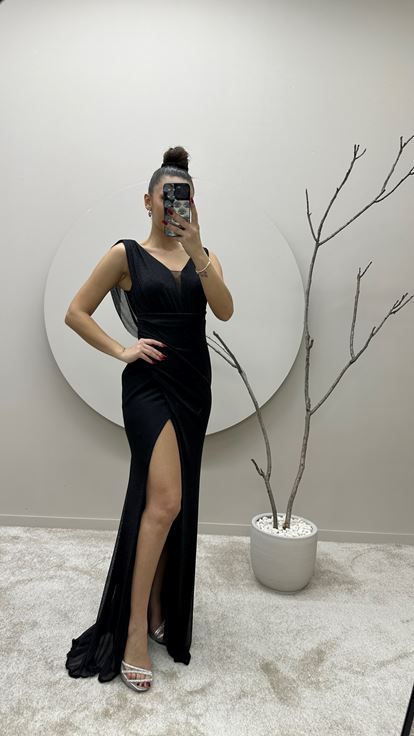 Vestido de noche negro drapeado con detalle en el busto