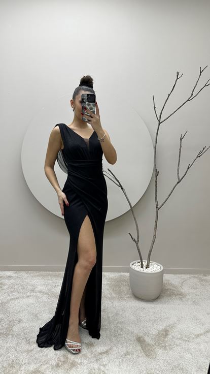 Vestido de noche negro drapeado con detalle en el busto