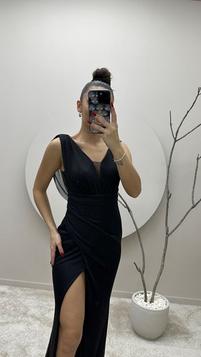 Vestido de noche negro drapeado con detalle en el busto