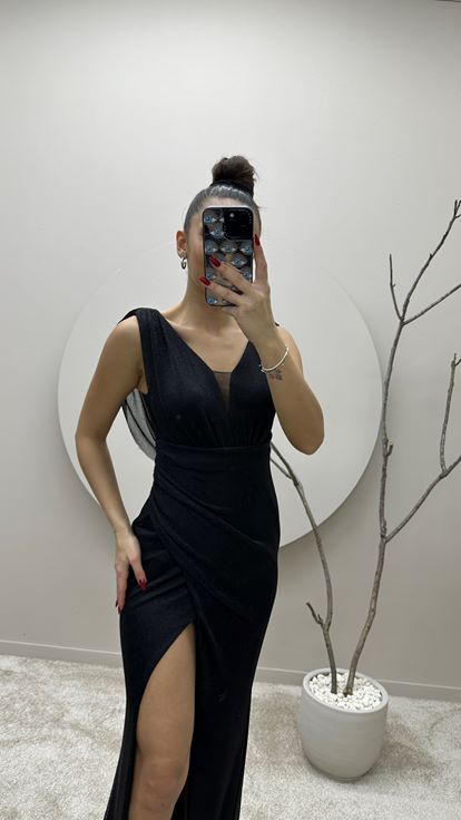 Vestido de noche negro drapeado con detalle en el busto