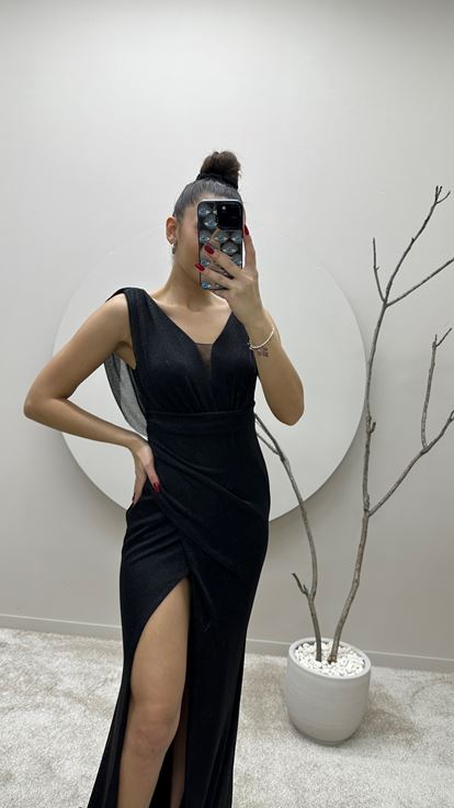 Vestido de noche negro drapeado con detalle en el busto