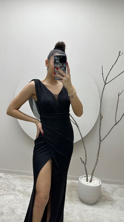 Vestido de noche negro drapeado con detalle en el busto