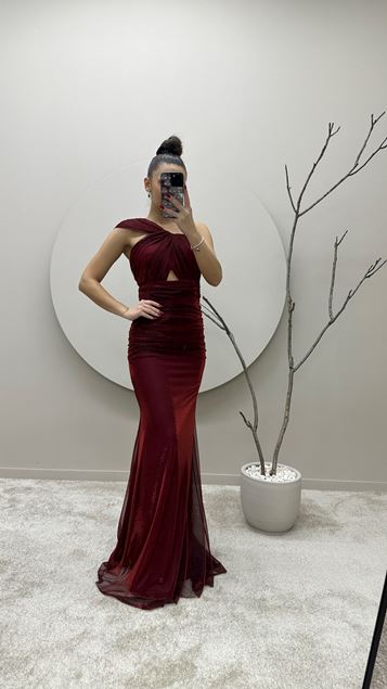 Vestido de noche de diseño con cordón drapeado en el pecho de un hombro burdeos