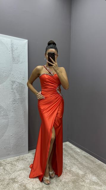 Robe de soirée en satin de conception de détail de pierre d’épaule orange