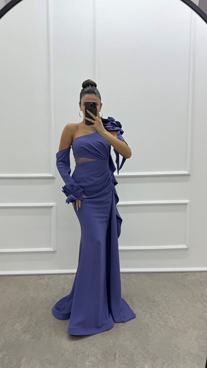 فستان سهرة مصمم بتفاصيل كشكشة على الكتف بلون أرجواني فاتح مزين بوردة وردية