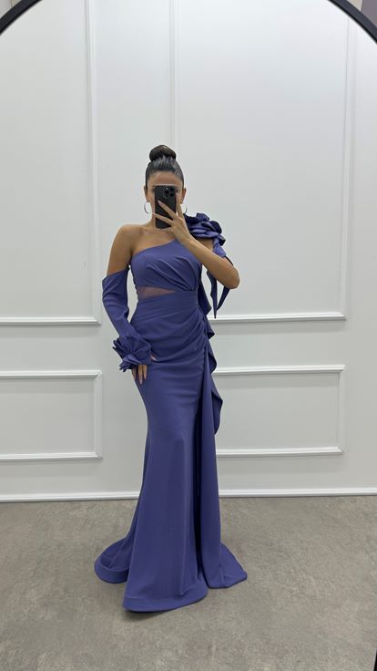 فستان سهرة مصمم بتفاصيل كشكشة على الكتف بلون أرجواني فاتح مزين بوردة وردية