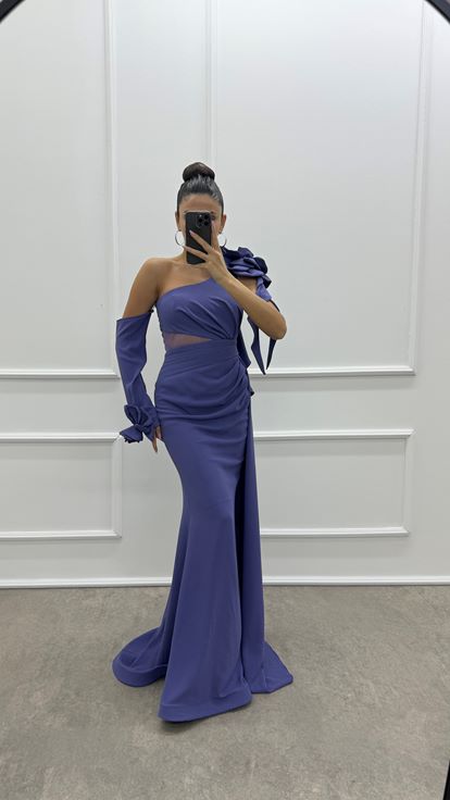 فستان سهرة مصمم بتفاصيل كشكشة على الكتف بلون أرجواني فاتح مزين بوردة وردية