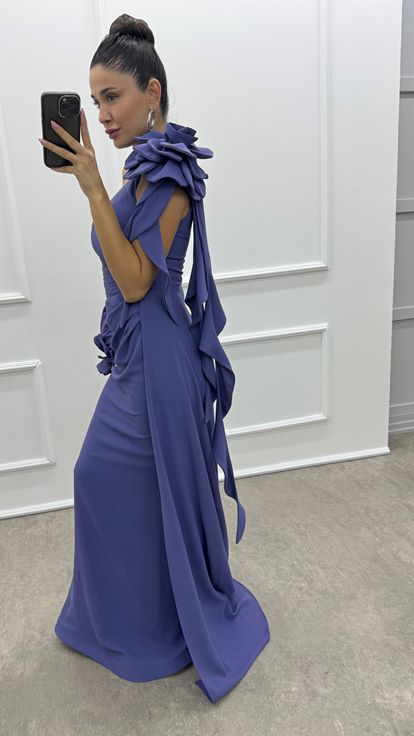 فستان سهرة مصمم بتفاصيل كشكشة على الكتف بلون أرجواني فاتح مزين بوردة وردية