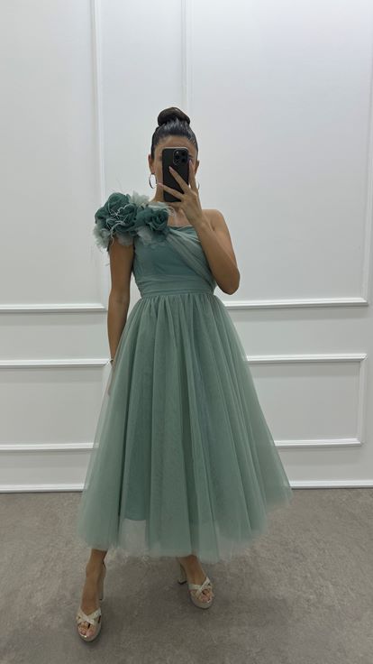 فستان من التول بتصميم تفاصيل الأزهار مكشوف الكتفين باللون الأخضر النعناعي