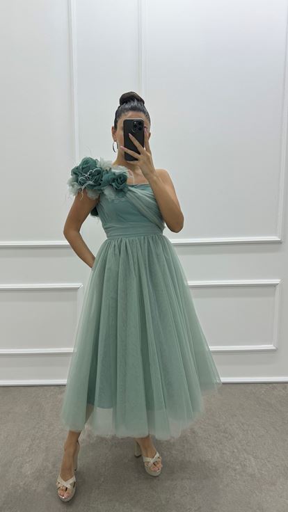 فستان من التول بتصميم تفاصيل الأزهار مكشوف الكتفين باللون الأخضر النعناعي