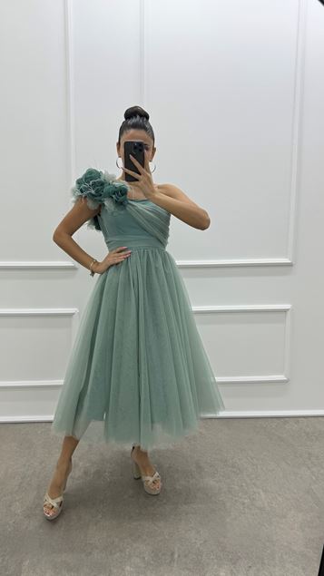 Mintgrünes schulterfreies Tüllkleid mit Blumendetail-Design
