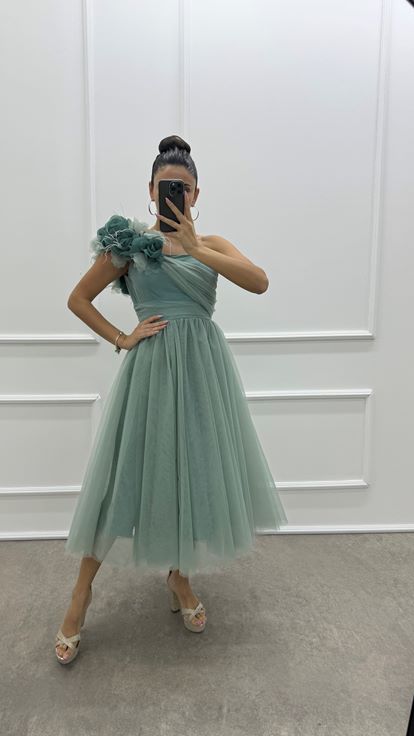فستان من التول بتصميم تفاصيل الأزهار مكشوف الكتفين باللون الأخضر النعناعي