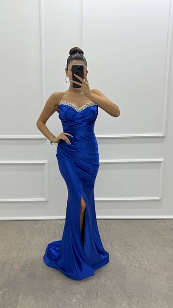 Trägerloses Satinkleid von Saks mit Steinen auf der Brust