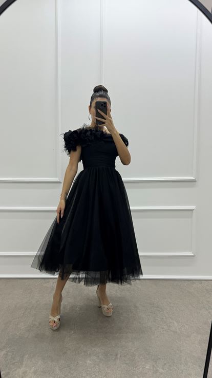 فستان من التول بتصميم تفاصيل الأزهار باللون الأسود مكشوف الكتفين