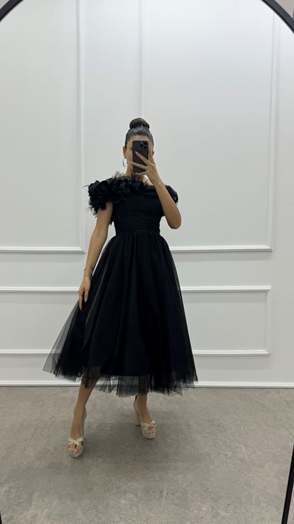 فستان من التول بتصميم تفاصيل الأزهار باللون الأسود مكشوف الكتفين