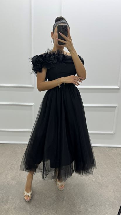 فستان من التول بتصميم تفاصيل الأزهار باللون الأسود مكشوف الكتفين