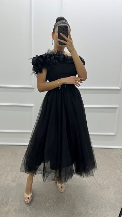 فستان من التول بتصميم تفاصيل الأزهار باللون الأسود مكشوف الكتفين