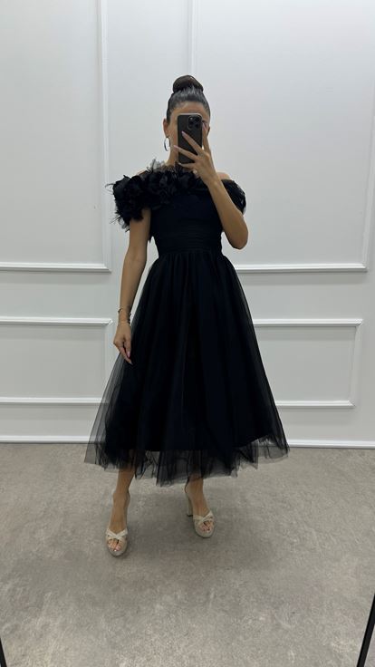 فستان من التول بتصميم تفاصيل الأزهار باللون الأسود مكشوف الكتفين