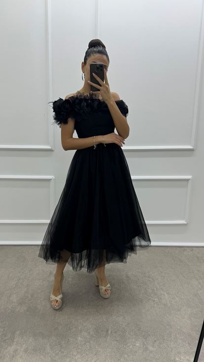 فستان من التول بتصميم تفاصيل الأزهار باللون الأسود مكشوف الكتفين