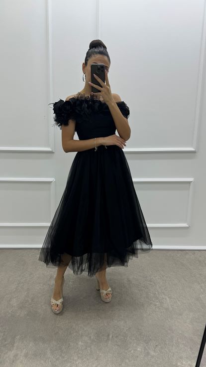 فستان من التول بتصميم تفاصيل الأزهار باللون الأسود مكشوف الكتفين