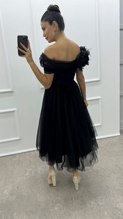 فستان من التول بتصميم تفاصيل الأزهار باللون الأسود مكشوف الكتفين